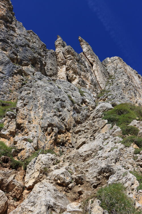 Es geht im Klettersteig gleich knackig steil los