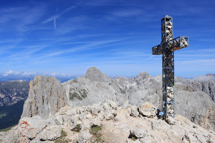 Alleine das Gipfelkreuz der Rotwand versprüht bereits Dolomitencharme!