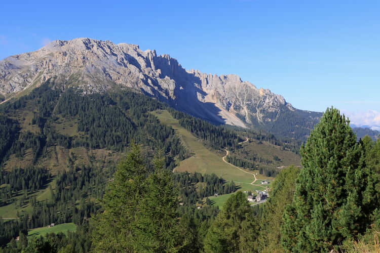 Die Morgensonne taucht den Latemar in sanftes Licht