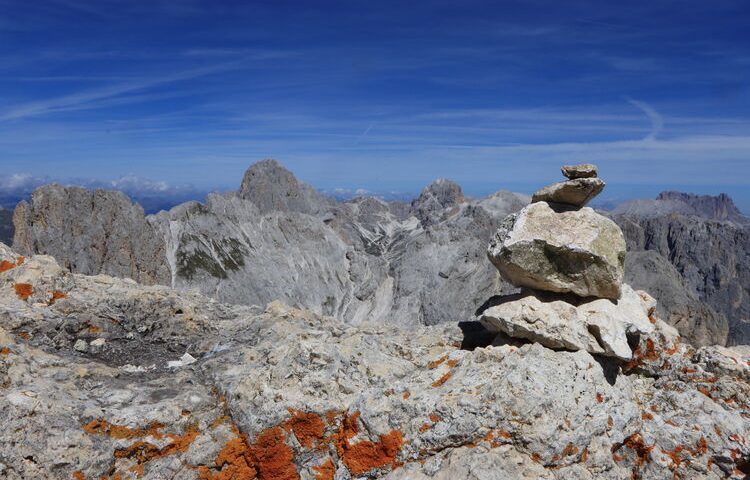 Der Steinmann auf dem Gipfel der Rotwand fügt sich ins Panorama bestens ein